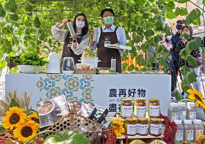 屏东县长潘孟安（右）与屏东媳妇－艺人网红邵庭（左），在热博瓜果绿廊内煮「龙胆石斑海派豆乳锅」，一起宣传屏东农村好食材。（潘建志摄）