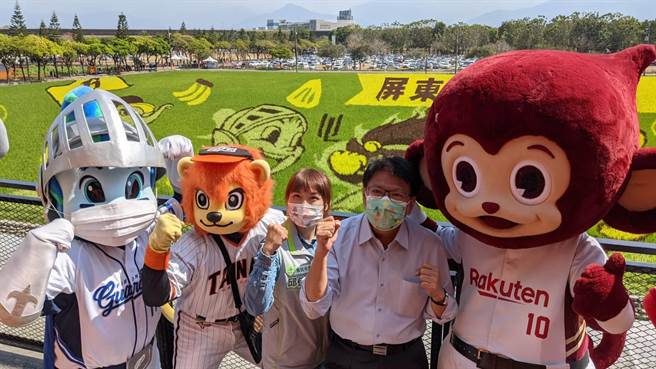 屏东县长潘孟安（中）与今年热博彩稻主题「中华职棒大联盟吉祥物」合体，登上彩稻看台欣赏彩绘稻田体宣传热博。（潘建志摄）