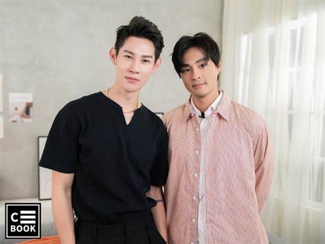 孫其君（右）透露現在還是會每天早上7點就自然醒。（CBOOK提供）