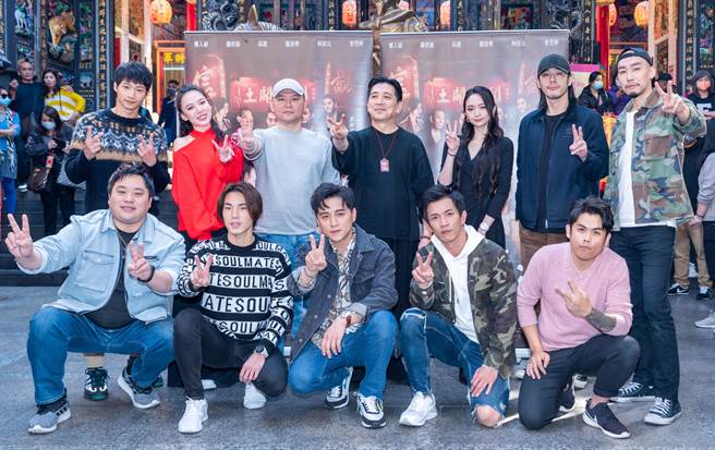 吴震亚（左前起）、唐振刚、郑人硕、黄尚禾、张再兴、黄冠智（左后起）、王宣、监制张威演、高捷、出品人张芷瑄、黄腾浩及林道禹向神明还愿。（巧克丽娱乐提供）