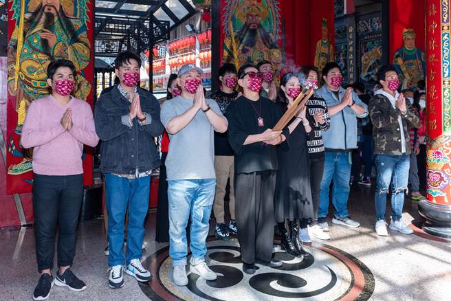 剧组回到基隆奠济宫还愿。（巧克丽娱乐提供）