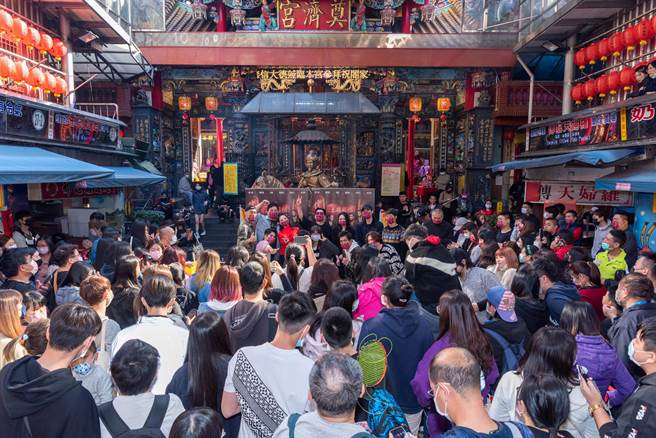 许多影迷到现场一睹剧组风采。（巧克丽娱乐提供）