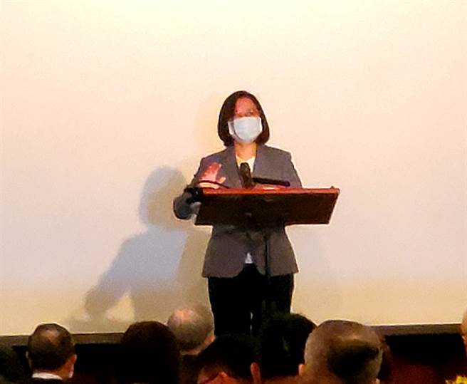 总统肯定桃医处理  指「郑文灿看起来卡瘦一点」。曾薏苹摄