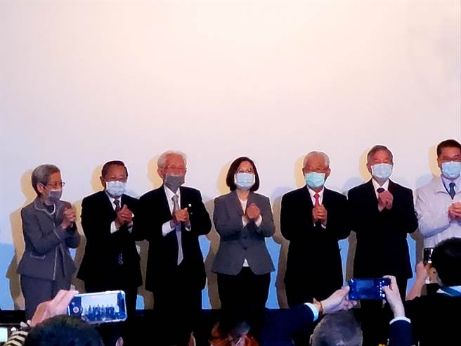 总统肯定桃医处理  指「郑文灿看起来卡瘦一点」。曾薏苹摄