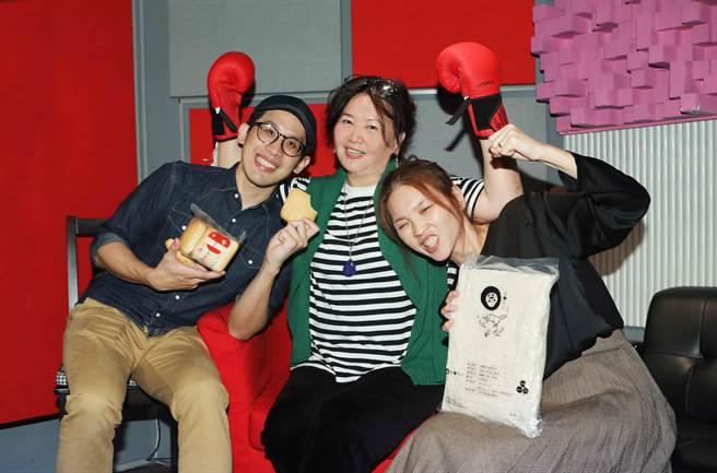 王琄配音時，導演徐浩軒、許雅婷帶好禮探班。（公視提供）