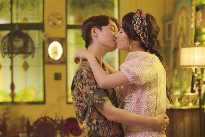 小薫（右）與涵冷娜激吻讓導演捨不得喊停。（海鵬提供）