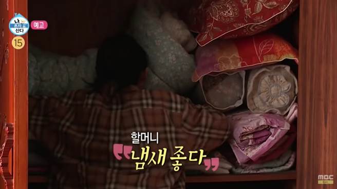 华莎在奶奶过世后，回到奶奶家录影从各种动作和表情都看出她十分怀念奶奶。(图/ 摘自节目《我独自生活》)