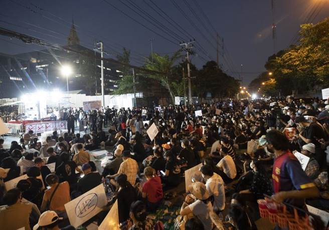 泰国国会今天否决对总理帕拉育在内等10位内阁官员的不信任案，上千名民眾集结在国会外高呼帕拉育下台，同时也要求政府释放被警方以冒犯君主罪遭到拘禁的异议分子。(图/美联社)