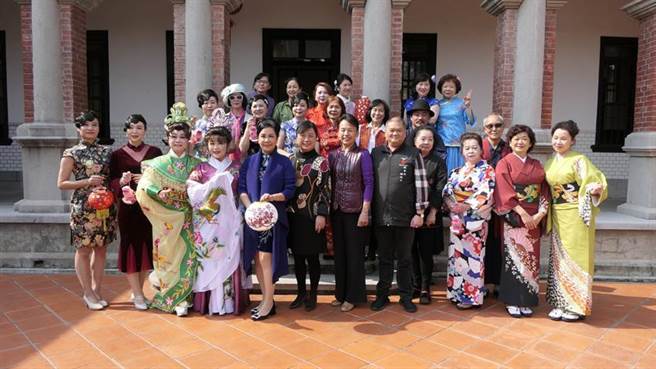 （西川淑敏舞踊知家举办「赏花幕」～经典和服收藏展，并于今日邀请国际水墨大师曹天韵介绍「生活中水墨之美」。图／业者）
