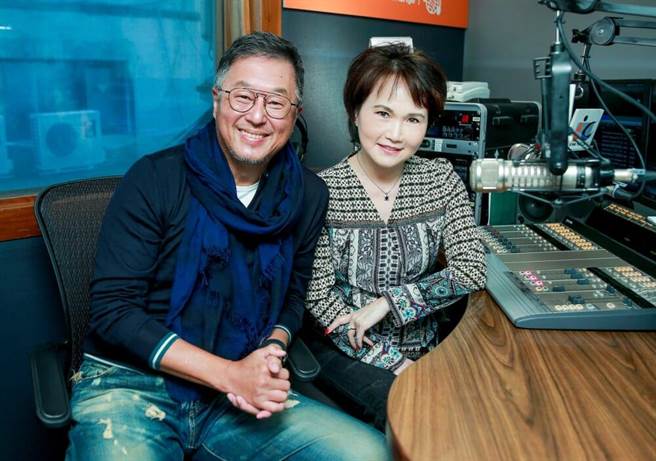 沈春华（右）近日邀王伟忠上节目，老友欢笑不断。（粘耿豪摄）