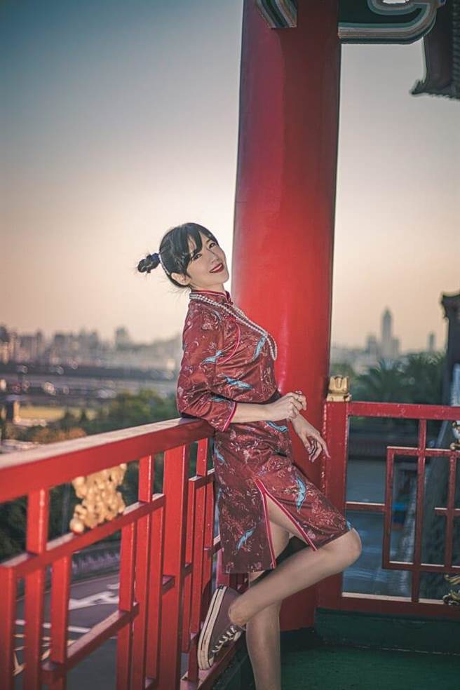 郑亦真展现俏皮一面，长腿超吸睛。（郑亦真提供）