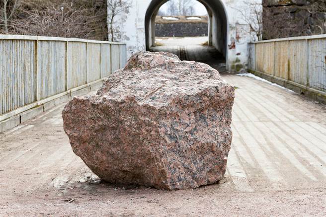 劍橋郡A14公路進行升級工程，期間意外挖到300多塊羅馬時期的磨石，上面甚至刻有陽具的圖案。(示意圖/達志影像)