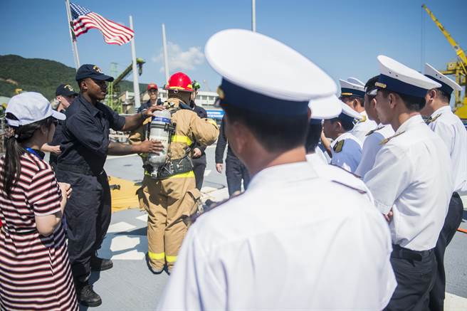 美国航舰访问越南港口，以部署小股兵力降低部队动态的可预测性，进而维持与中国大陆的平衡。图为美越海军进行消防演练交流。(图/DVIDS)

