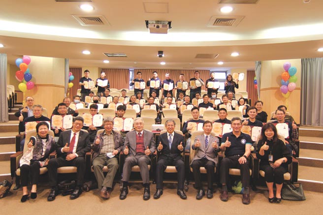 中国科大AIoT智慧制造高阶经理班第一期结训学员。图╱中国科技大学提供