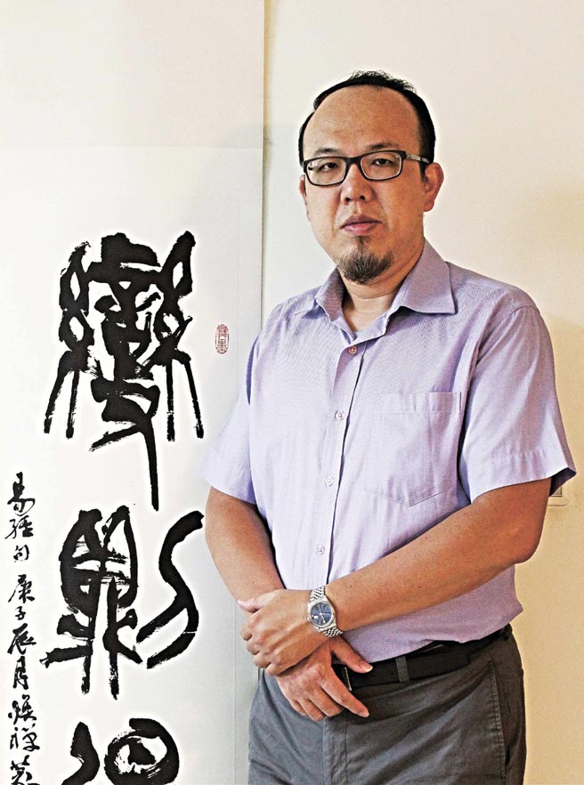 臺湾篆刻家协会副会长施伯松。  图╱臺湾篆刻家协会提供