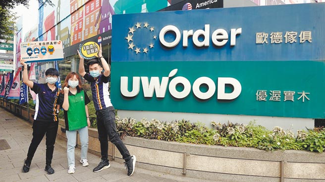 欧德集团挺医护警消人员送装潢金，展现企业大爱。图／业者提供