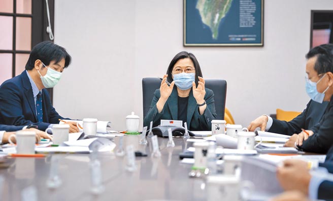 蔡英文總統將自由航行任務引伸為「美國對印太地區安全現狀遭到挑戰時的明確態度」，若不是忘記我國的南海主張，就是被打臉而不自知。圖為蔡總統日前召開國安高層會議。（總統府提供）