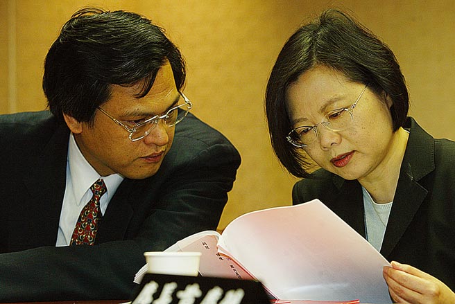 陈明通将接任国安局长。图为当年担任陆委会副主委的陈明通（左）与当时担位陆委会主委的蔡英文总统。（本报资料照片）