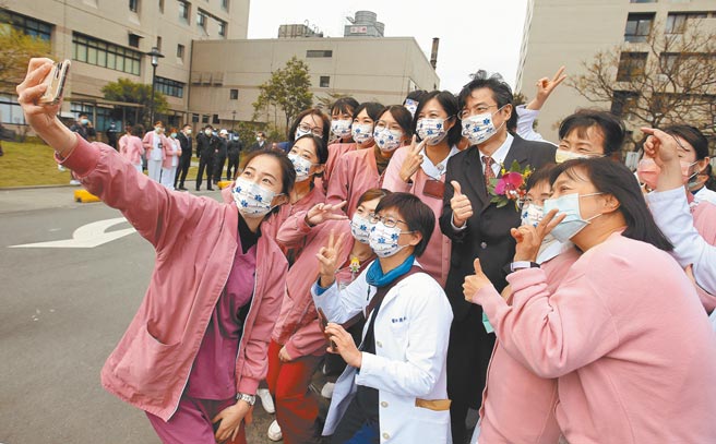 歷經40天院內感染風暴，桃園醫院19日重新啟用，一群護理人員開心地合影自拍，慶祝醫院復原啟動。（范揚光攝）