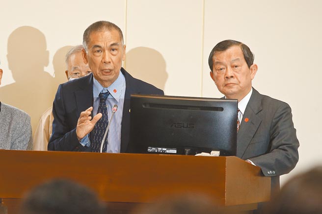 中油董事長歐嘉瑞請辭，被爆是與英系的前中油工會理事長、現任國策顧問莊爵安衝突所致，中油工會（台灣石油工會）強烈駁斥。圖為立法院去年底審查110年度中央政府總預算案，時任台灣中油董事長歐嘉瑞（右）、總經理李順欽（左）出席備詢。（本報資料照片）