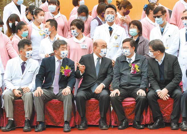 政院周四通過首部「太空發展法」草案，蘇揆在臉書大力宣揚，並列優先法案，國民黨文傳會副主委黃子哲表示，蘇揆的女兒立委蘇巧慧先前也在立法院提出「太空發展法」草案，難道是「無巧不巧」。圖為桃園醫院19日重新啟用，行政院長蘇貞昌等人與醫護人員合影前，頻頻交換意見。（范揚光攝）