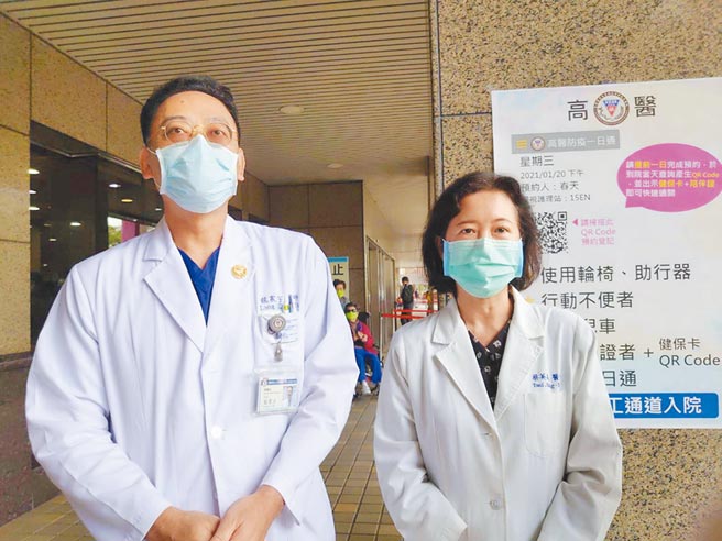 高医生殖医学科主任蔡英美（右）指出，子宫移植在台湾法律尚未通过，并强调「罔腰」无在高医妇产科就诊纪录。左为高医妇产部主任龙震宇。（柯宗纬摄）