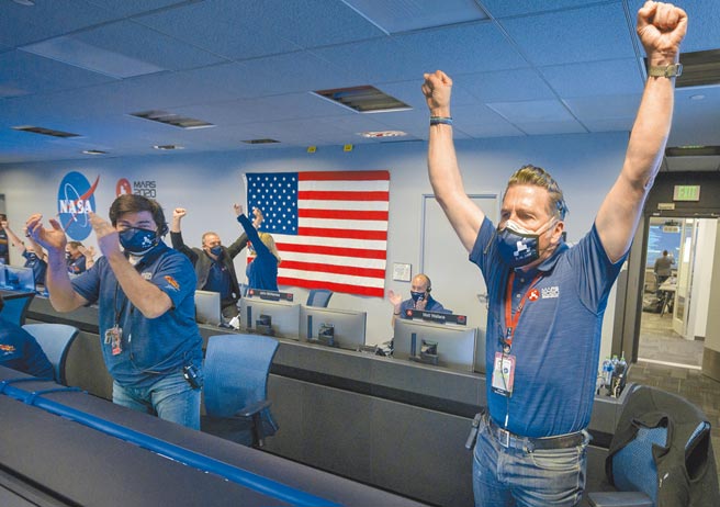 美国国家航空暨太空总署（NASA）的火星探测器「毅力号」，18日安全登陆火星表面。加州任务控制中心的团队成员，在见证歷史的瞬间兴奋欢呼。（美联社）