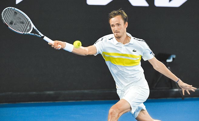 俄羅斯好手麥德維夫直落3淘汰西西帕斯，將與「墨爾本之王」喬柯維奇爭奪本屆澳網男單冠軍。（美聯社）