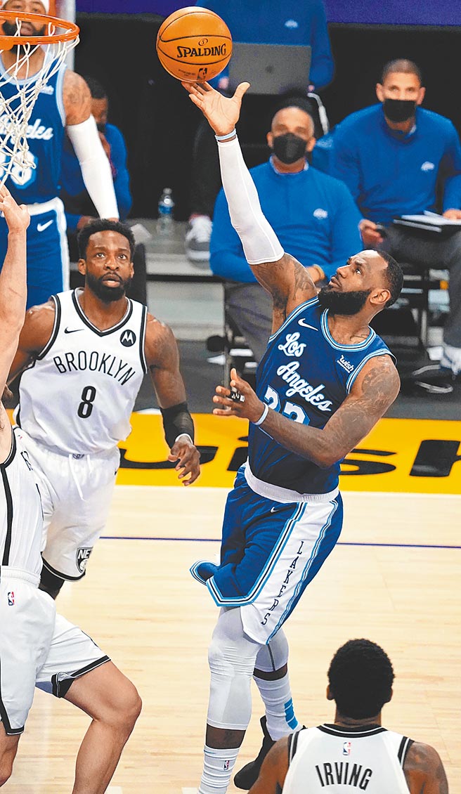 詹姆斯（右）創下生涯35000分最快達陣紀錄，可惜湖人卻不敵籃網的狂轟濫炸。（路透）