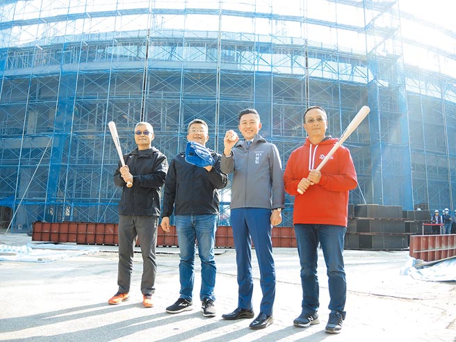 球迷引颈期盼新竹市立棒球场重现风华，立法院副院长蔡其昌（左二）19日来视察，与新竹市长林智坚（右二）、中华职棒大联盟秘书长杨清珑（左一）、味全龙教练黄煚隆（右一）共挥棒。（邱立雅摄）