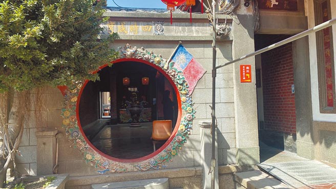 建庙有300年歷史的彰化市南瑶宫，正殿两旁水泥拱门上方，都画有2面青天白日满地红国旗图样，引发民眾好奇讨论。（谢琼云摄）