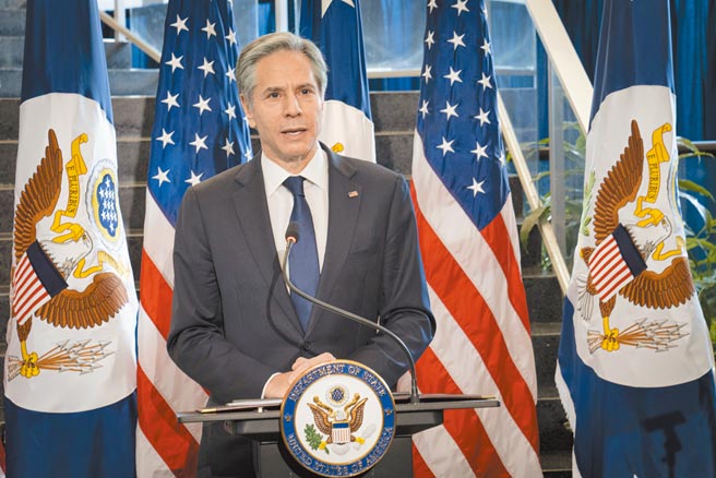 美国国务卿布林肯（见图）近日分别与英德法、日印澳等国外长举行视讯会议，讨论如何应对中国的挑战。（摘自美国国务院）