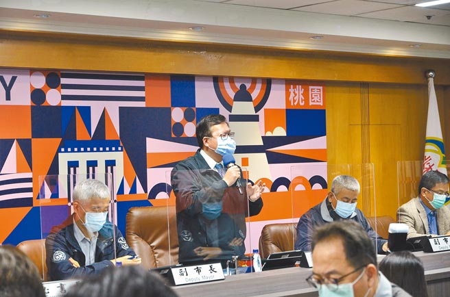 桃园市长郑文灿表示，3月起限制的社区照顾关怀据点暨巷弄长照站、老人文康中心、市民活动中心都将恢復，65岁以上志工从3月起开始排班。（赖佑维摄）