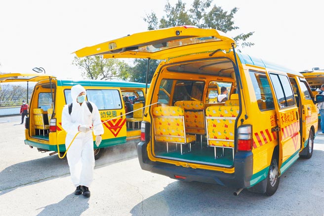 苗栗县政府要求各级学校须在开学前完成校园消毒工作，19日安排全县各级学校百余辆大小型学生交通车，齐聚县立体育场旁空地全面消毒。（巫静婷摄）