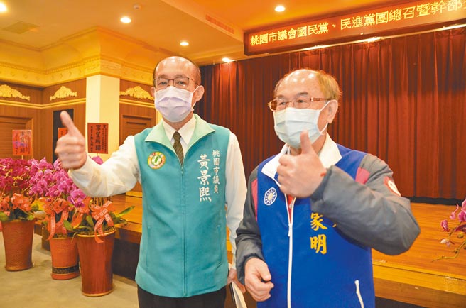桃园市议会国民党、民进党总召分别由民进党黄景熙（左）、国民党苏家明担任，2人异口同声，要中央加强支持力道。（赖佑维摄）