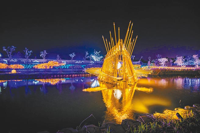 南投灯会19日正式点灯，最富创意的水上灯「竹心．筑心」，利用在地竹材创作，向外延伸的竹条代表熊熊火焰，象徵爱情的炙热；搭配其他七彩花灯和花卉，点缀在猫罗溪畔十分美丽。（南投县政府提供／黄立杰南投传真）