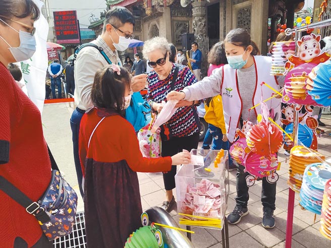 今年因疫情關係，讓原本就困難的募款，更是雪上加霜，家扶志工從初一到初五也不敢怠慢，犧牲假期，跑遍各地義賣燈籠。（彰化家扶中心提供／吳建輝彰化傳真）