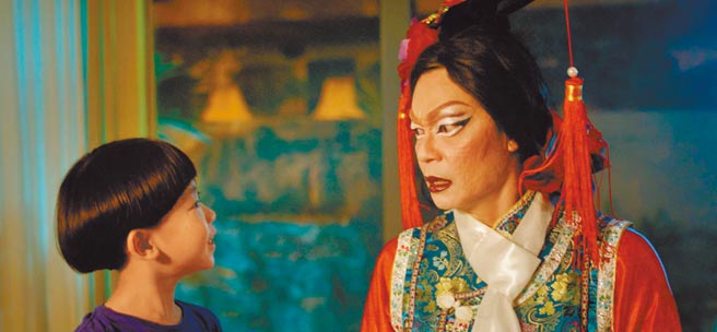 李國煌（右）在《男兒王》的古裝造型讓影迷笑翻。（光年映畫提供）