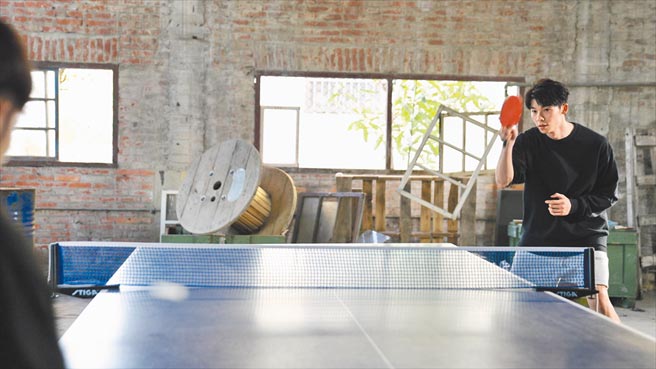 许光汉幼时曾加入桌球球队，大秀球技。（何乐音乐提供）