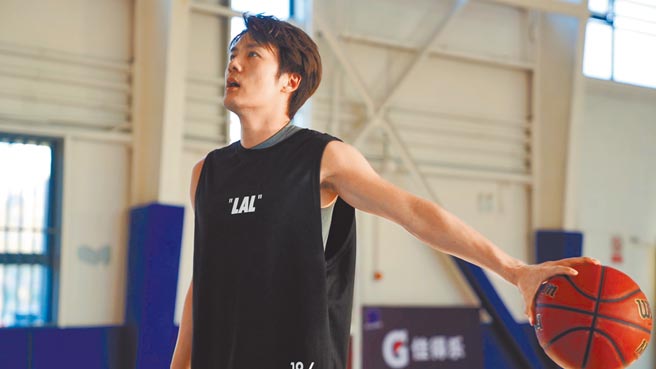 吴克群热爱打篮球，常约好友球场上斗牛。（何乐音乐提供）