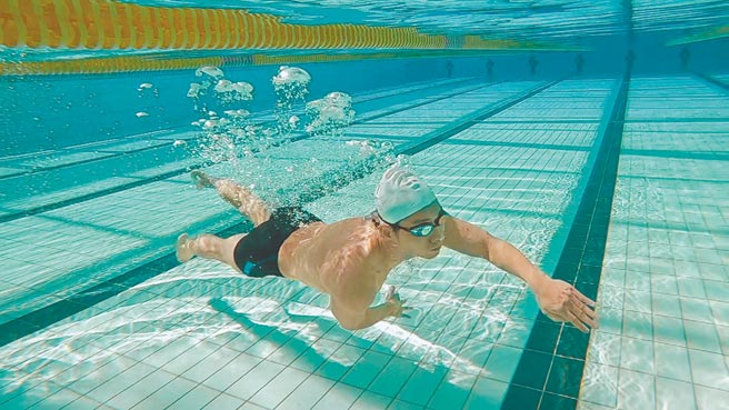 蔡旻佑难得展露体格，放松游泳运动。（何乐音乐提供）