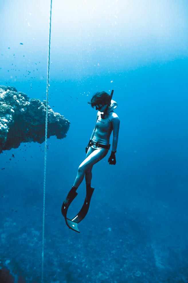 陈妤日前赴垦丁拍潜水广告，巧遇鬼蝠魟直呼幸运。（LAZYFISH提供）