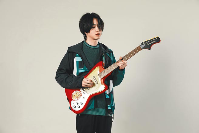 许含光身穿BOSS早春新品，展现优雅气质。（石智中摄）