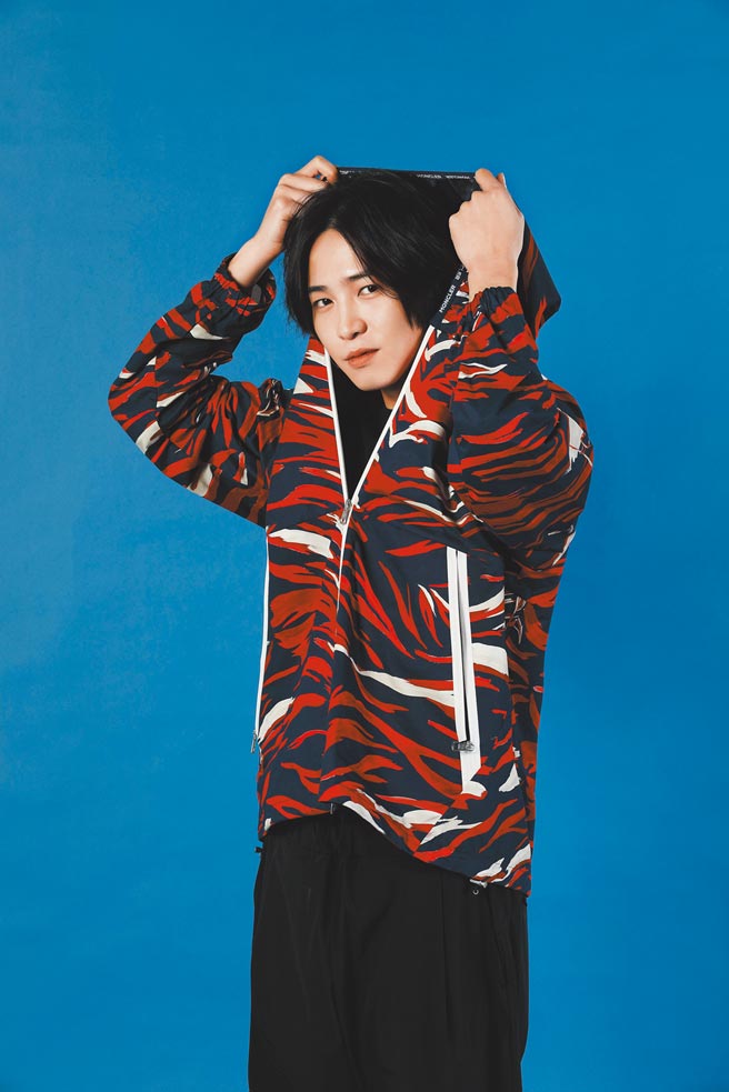 许含光身穿Moncler鲜艳红色外套，笑说这样子好潮。（石智中摄）