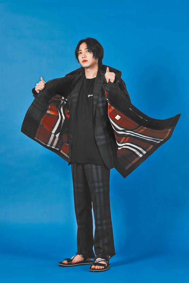 许含光身穿Burberry长版外套，展现英伦绅士风范。（石智中摄）