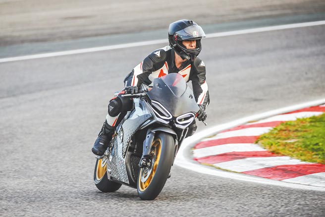 2018年惊艳米兰车展、被外媒评选为5大好车之一的电动重机超跑SuperNEX，2019年11月首曝最新研发进度，由光阳集团董事长柯胜峯亲上赛道调校测试。（KYMCO提供）