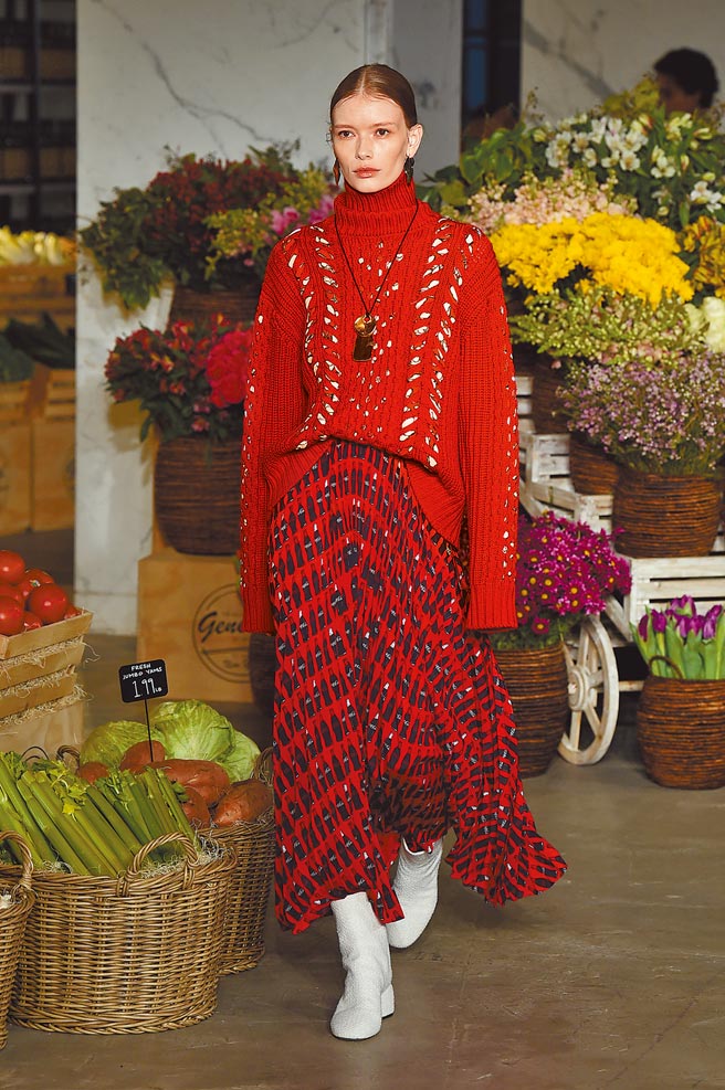 裙襬的可樂圖象靈感源自於過去Coca Cola的歷史資料庫。（CFP）