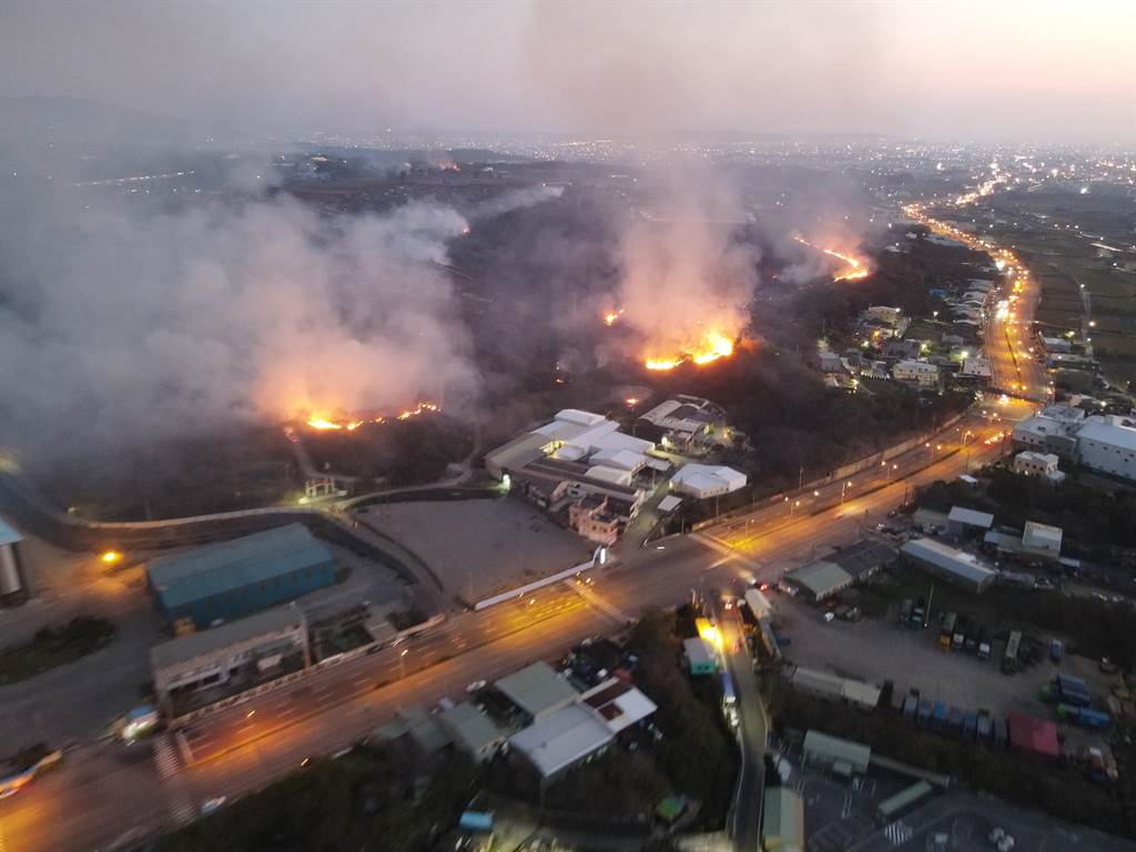 通霄五福地區建順煉鋼廠附近雜樹林大火 社會 中時