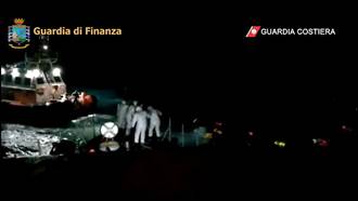 難民船隻翻覆 義大利救起45人