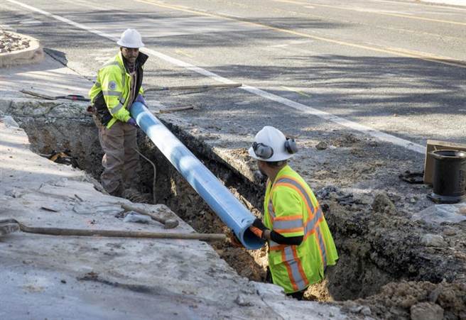 冰风暴造成水管不断破裂，使得德州民眾缺水迟迟无法解决。(图/美联社)
